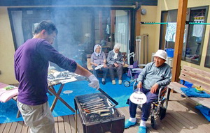 テラスでサンマを焼く
